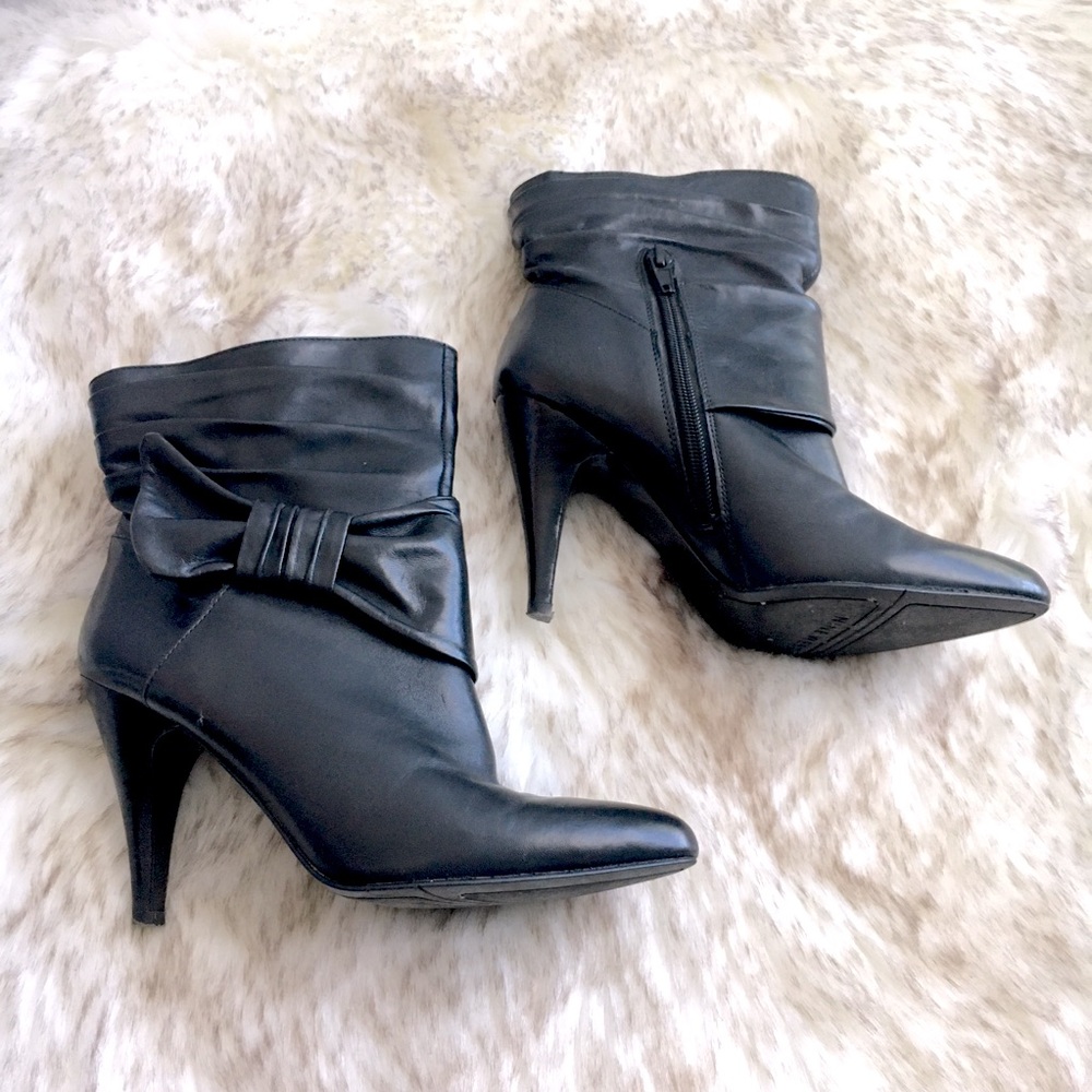 Nine West black bow booties - size 5